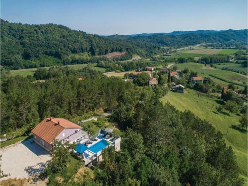 Three-bedroom Holiday Home In Cerovlje
