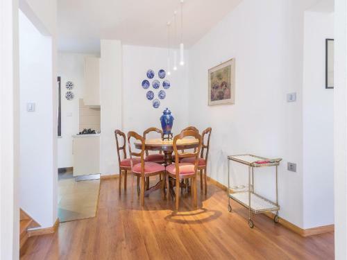 Four-bedroom Holiday Home In Valbandon
