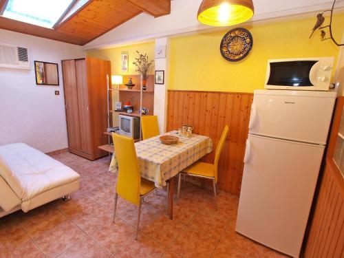 Hostal Apartments August 875