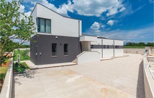 Five-bedroom Holiday Home In Kujici