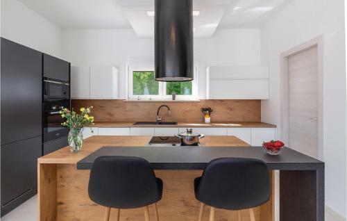 Five-bedroom Holiday Home In Kujici