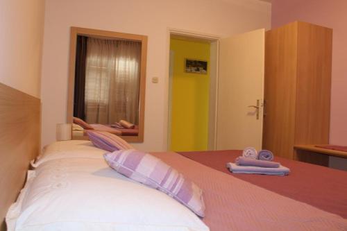 Apartments By The Sea Jelsa (hvar) - 15348