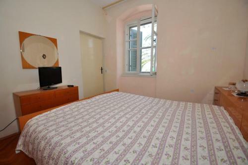 Seaside Holiday House Sumpetar (omis) - 14456