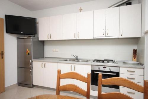 Apartments With A Parking Space Makarska - 2599