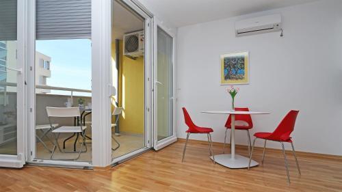Apartments With A Parking Space Makarska - 13871