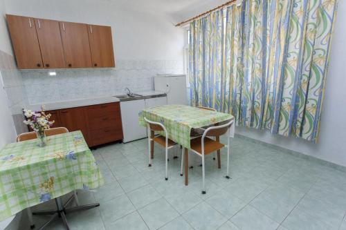 Apartments With A Parking Space Makarska - 16161