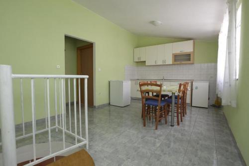 Apartments With A Parking Space Makarska - 16161