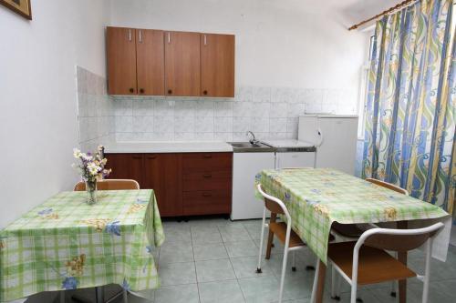 Apartments With A Parking Space Makarska - 16161