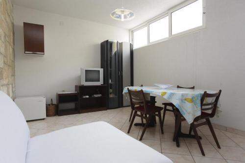 Apartments With A Parking Space Makarska - 16161