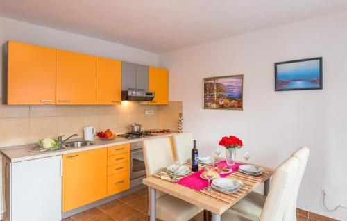 Apartments With A Parking Space Makarska - 12336