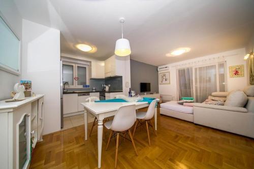Apartments With A Parking Space Makarska - 16415