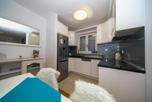 Apartments With A Parking Space Makarska - 16415