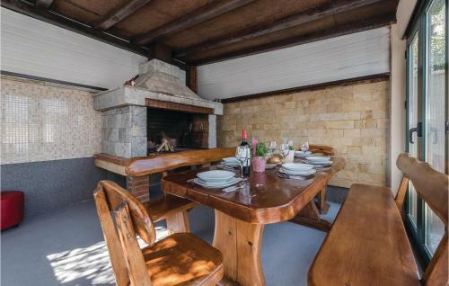 Four-bedroom Holiday Home In Sukosan