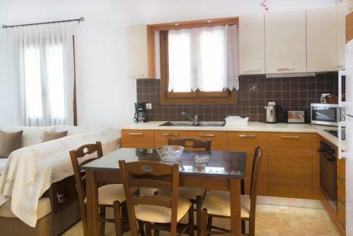 Skopelos Villa Sleeps 4 Air Con Wifi