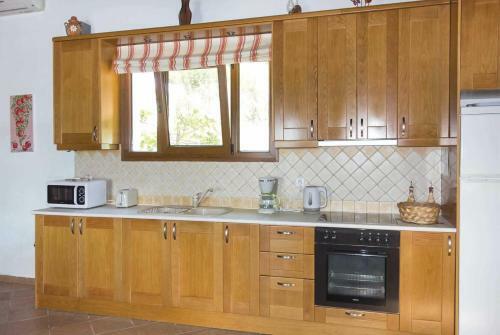Skopelos Villa Sleeps 2 Air Con Wifi