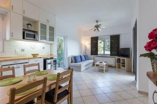 Villa With Pool Close To The Airport, Vari 290m�