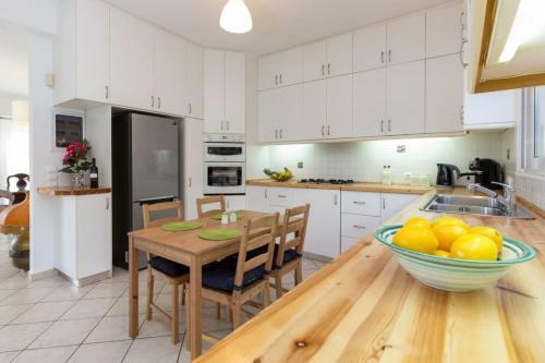 Villa With Pool Close To The Airport, Vari 290m�