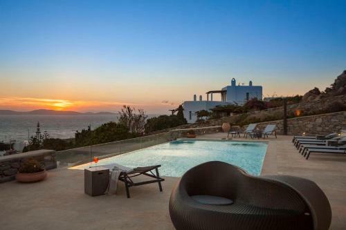 Mykonos Villa Sleeps 16 Pool Air Con