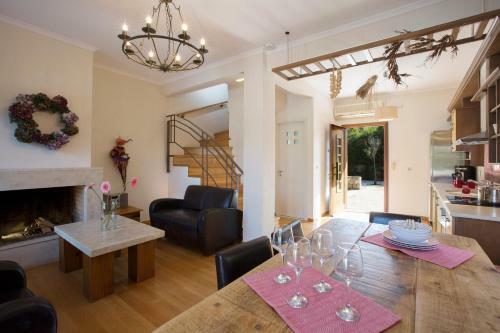 Villa Aeriko Homes Of Distinction