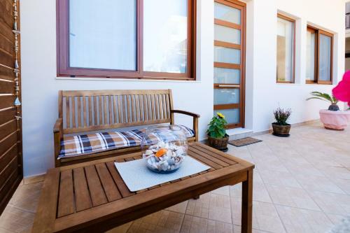 Cozy Home Steps From Old Port, Seafront & Parking
