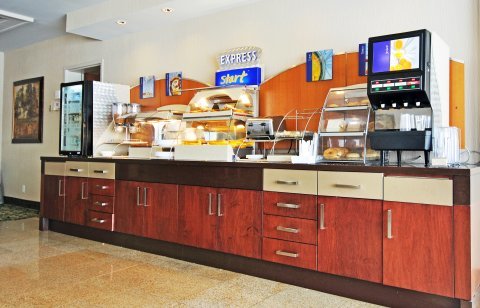 Hotel Holiday Inn Express Ottawa Airport
