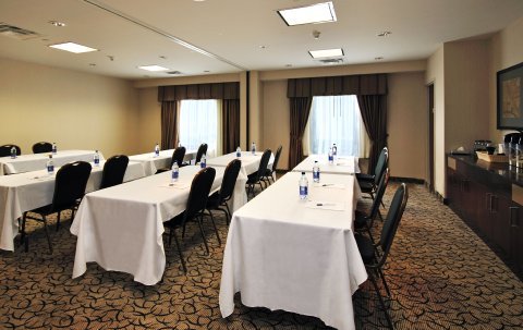 Hotel Holiday Inn Express Ottawa Airport
