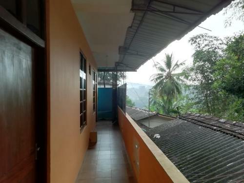 Hostal Elmee Hill Resort & Travels