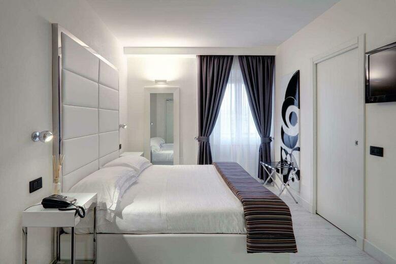 River Hotel