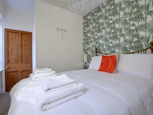Delightful Holiday Home In Appledore With Garden