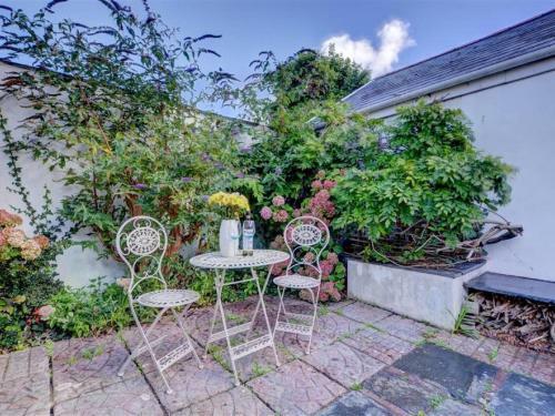 Delightful Holiday Home In Appledore With Garden
