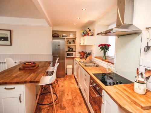 2 Beachtop Court Apartments, Tenby