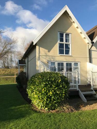 Villa Luxury 3 Bed Home By The Lake