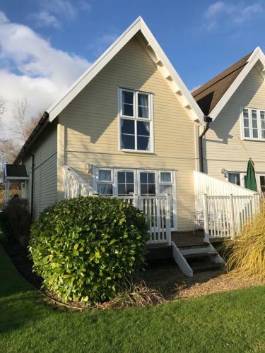 Villa Luxury 3 Bed Home By The Lake