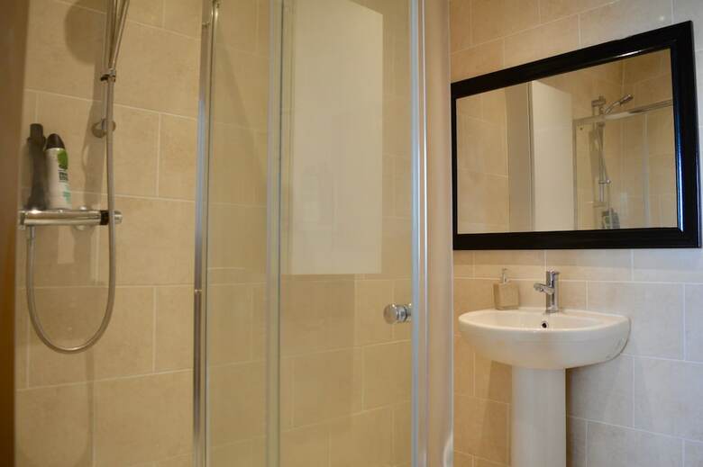 2 Bedroom Apartment With 2 Balconies In Manchester