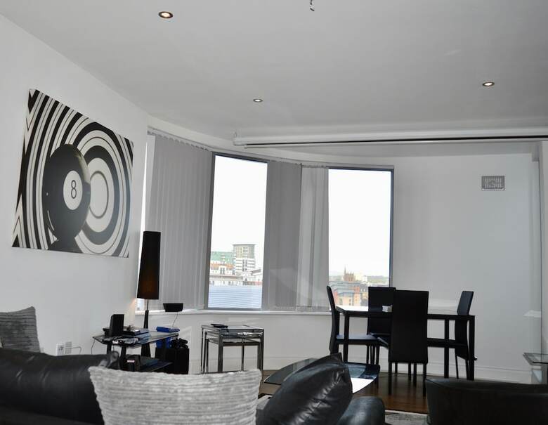 2 Bedroom Apartment With 2 Balconies In Manchester