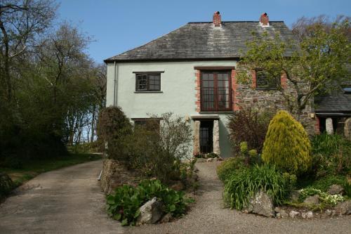 Pond Meadow At Trenannick Cottages