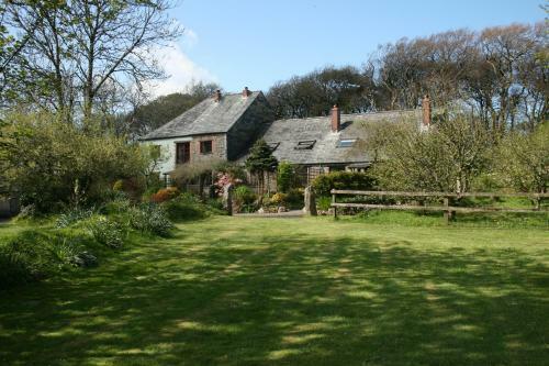 Pond Meadow At Trenannick Cottages