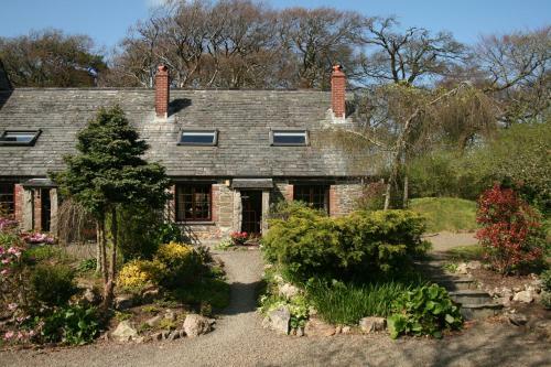 Pond Meadow At Trenannick Cottages