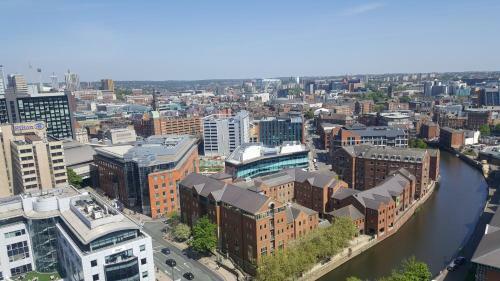 Two Bed Modern City Center Apartment With Gorgeous Views
