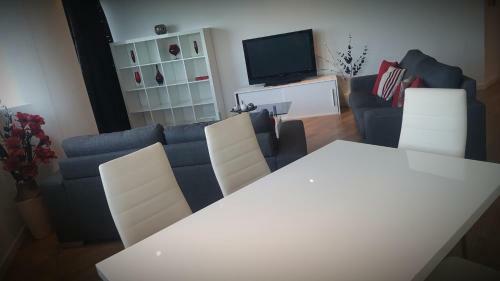 Two Bed Modern City Center Apartment With Gorgeous Views