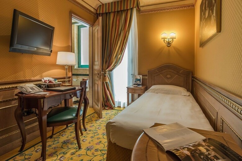 River Palace Hotel
