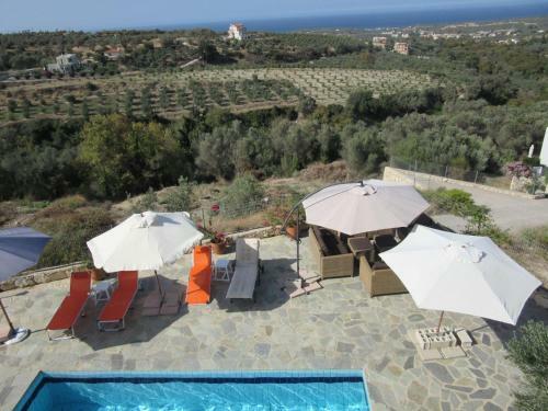 Cozy Villa In Agia Triada With Pool And Deckchair