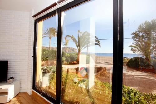 Beachfront Prime Holidays Apartment Bah�a Dej�vea