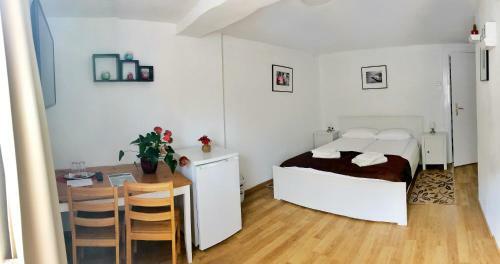 Hostal Pension Rote Rosen