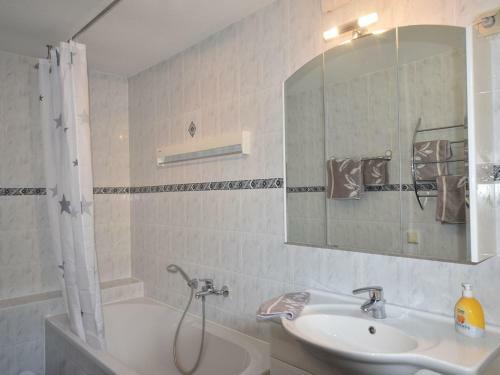 Beautiful Bungalow In Kropelin With Garden