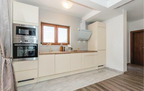 Four-bedroom Holiday Home In Bilice