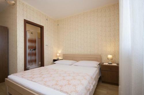 Apartment Brodarica 5736a