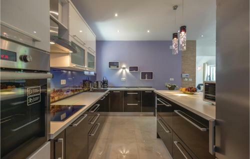 Four-bedroom Holiday Home In Zagvozd