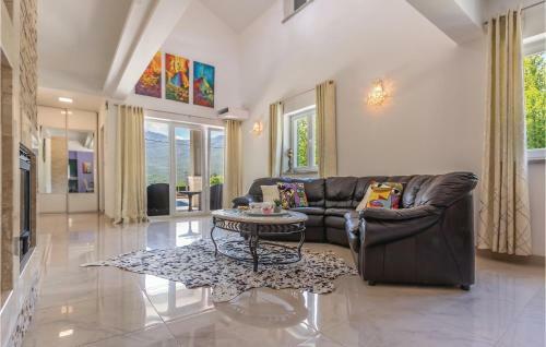 Four-bedroom Holiday Home In Zagvozd