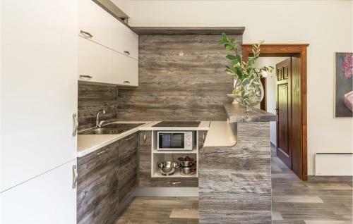 Six-bedroom Holiday Home In Zagvozd